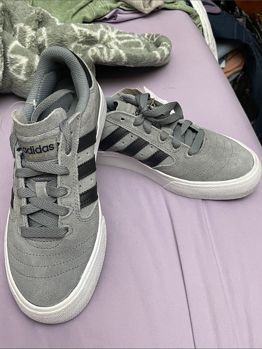 adidas youth big boys/men’s 4 women 5.5 Gray Suede Sneakers with Black Stripes - Picture 2 of 13